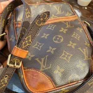 Louis Vuitton Authentic crossbody small bag